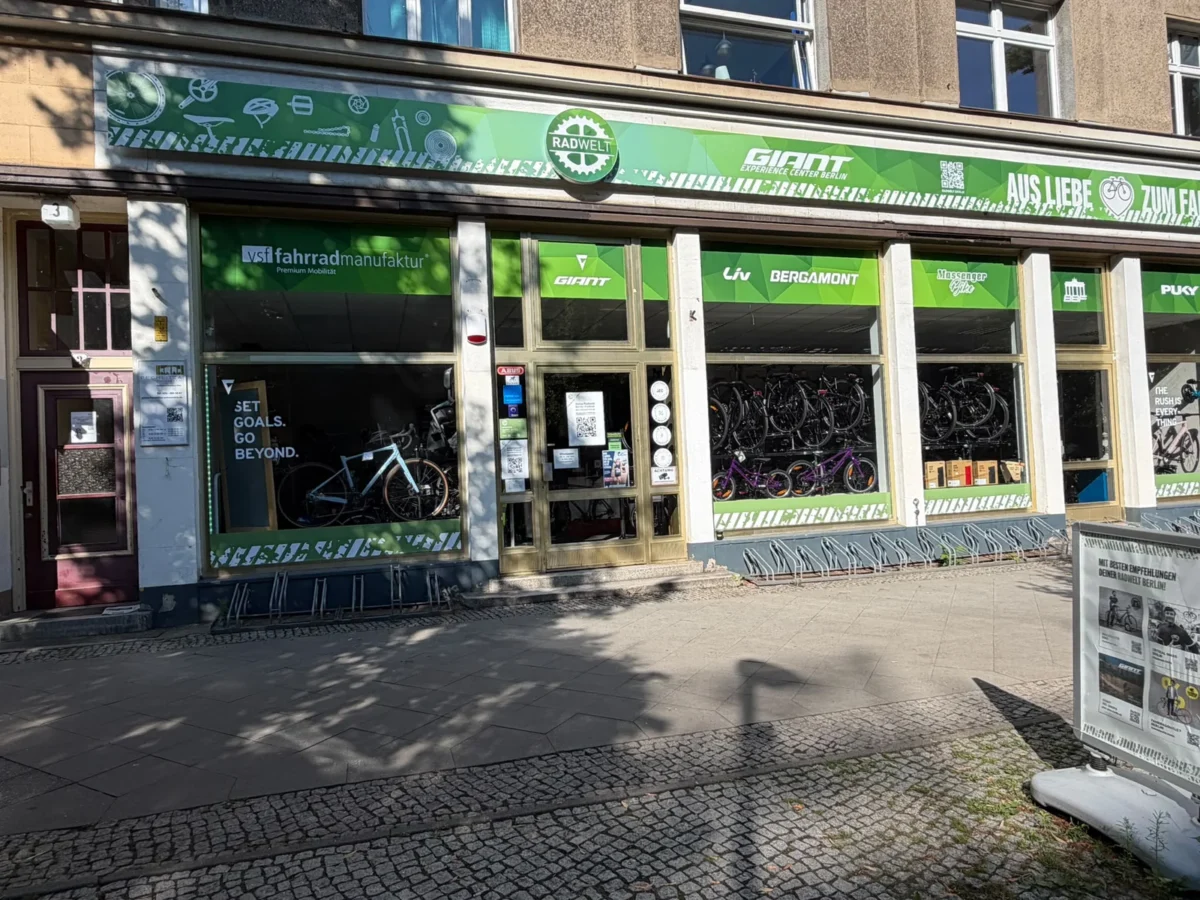 Eingang und Schaufenster von Radwelt Berlin-Pankow mit GIANT-Experience-Center-Beschriftung bei Radwelt Berlin-Pankow